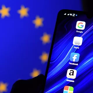 Smartphone that shows 5 applications on the screen, with the EU flag in the background (Source: BBC ‘Business Matters’).